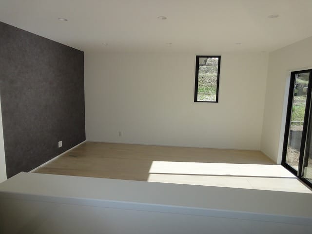 キッチンから日当たりの良いリビング方向です。