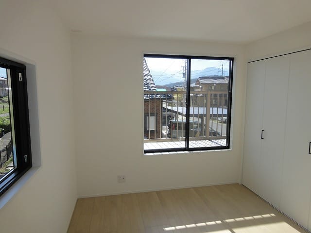 2階5帖の洋室です