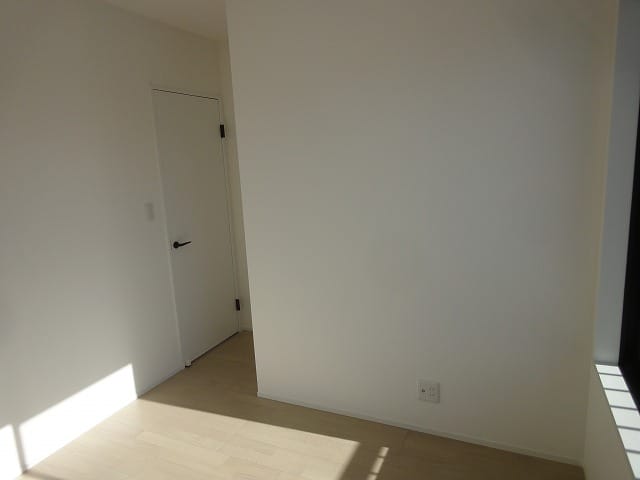 2階5帖の洋室です