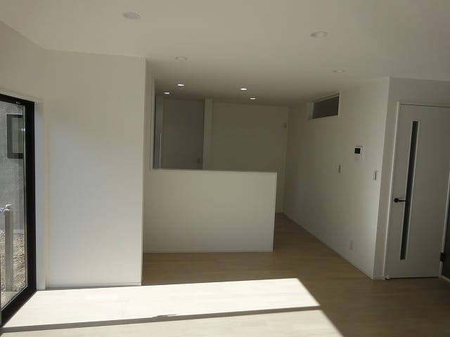 リビングからキッチン方向です。