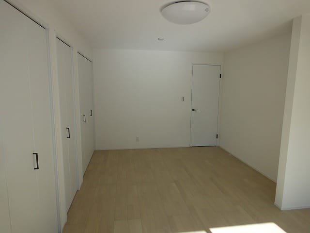 玄関横収納たっぷりの11帖の洋室です。