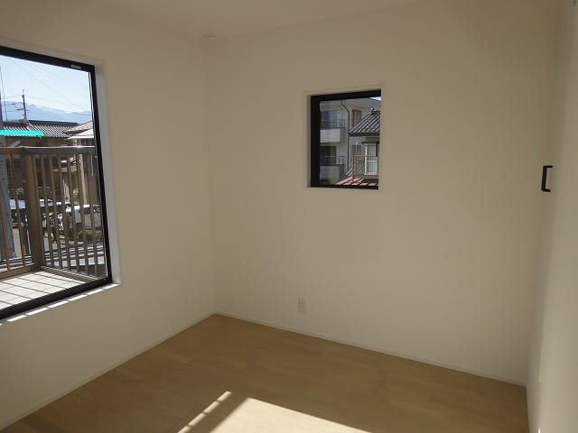 2階6帖の洋室です