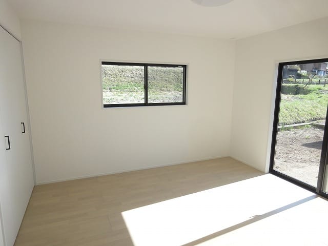 日当たりの良い奥の9帖の洋室です。