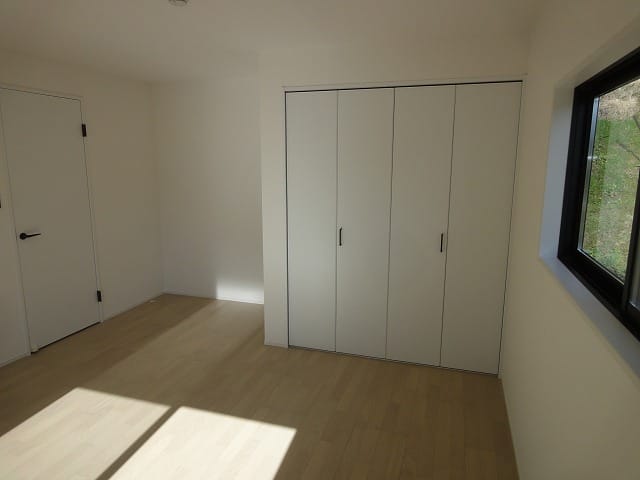 日当たりの良い奥の9帖の洋室です。