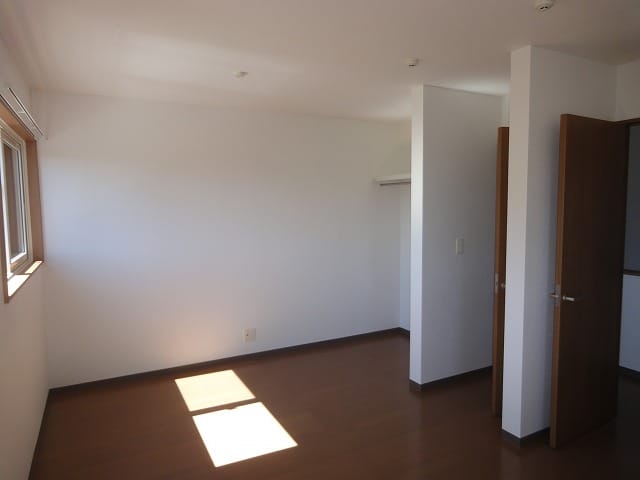 2階11.7帖の洋室です