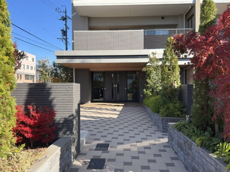 緑のあるアプローチ