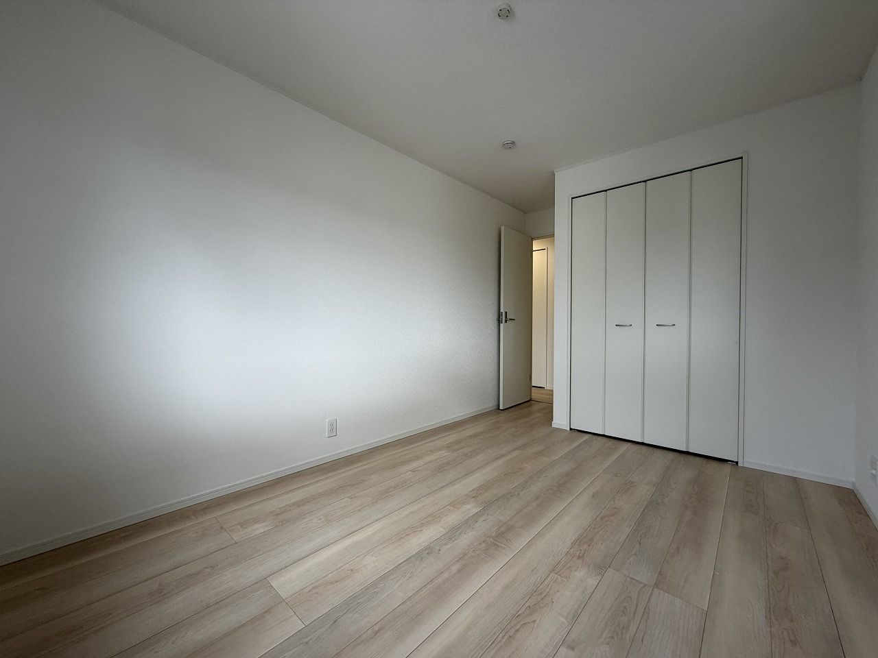 2階:洋室6.5帖(南側)