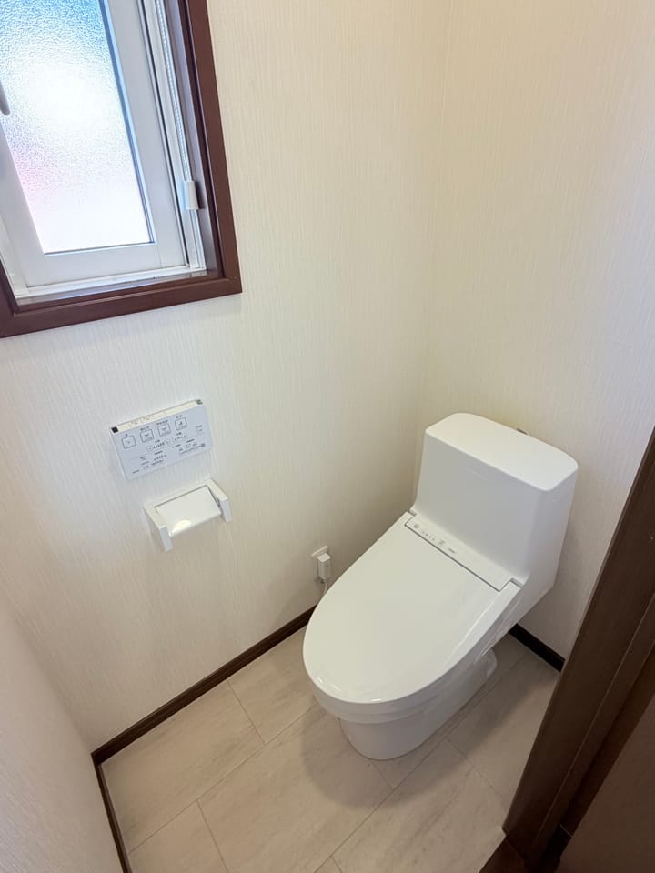 1階と2階の両方にトイレがあります!ご家族が多いご家庭でも使いやすく、階段を上り下りする手間も省けて便利です♪