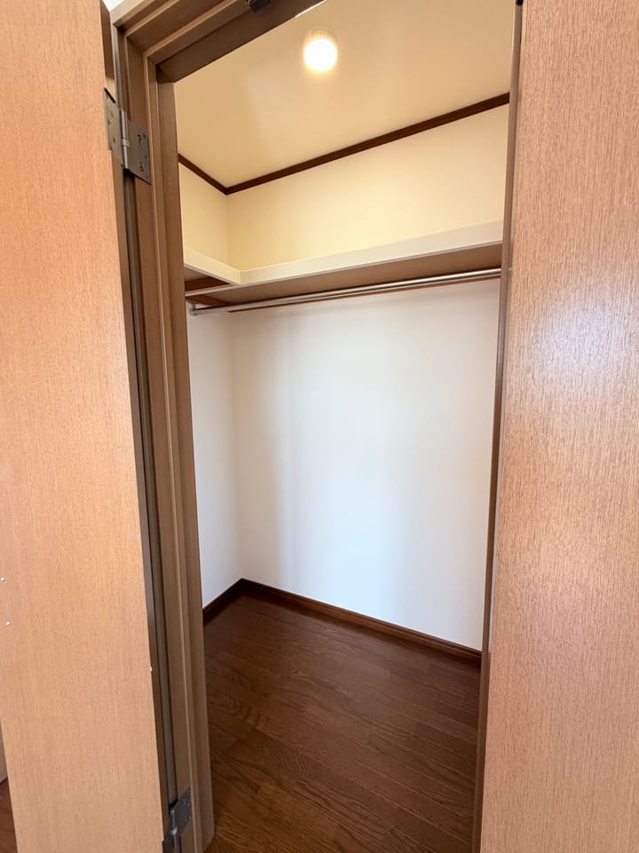衣類やバッグなどをまとめて収納できるウォークインクローゼット♪お部屋を広く使えます!