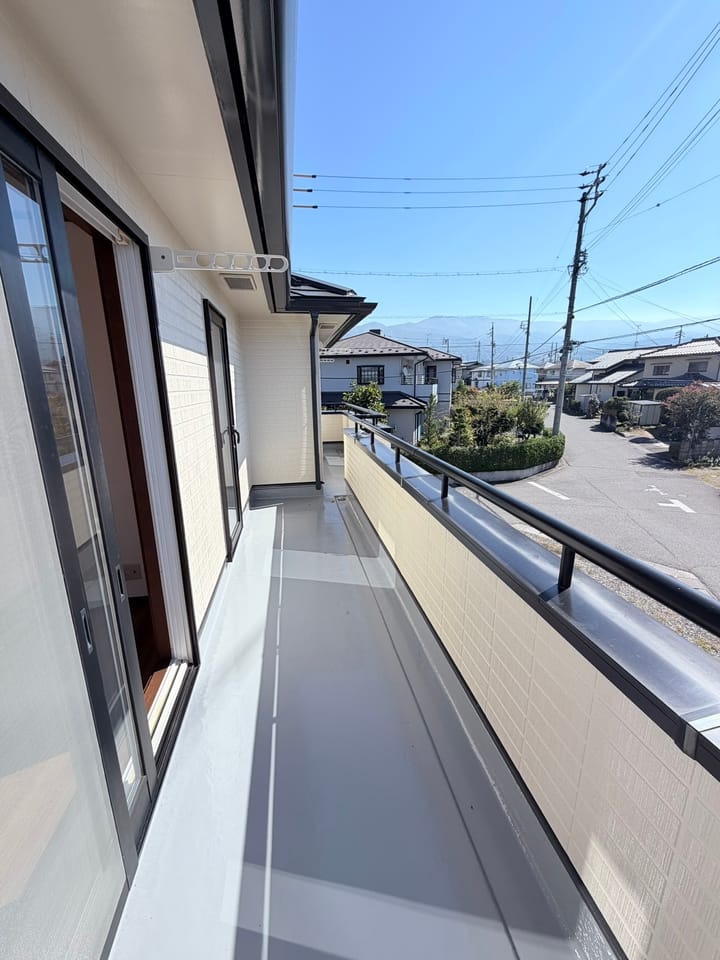 2階の洋室から出入りできるバルコニー♪お洗濯物を干すスペースとして活用できます!
