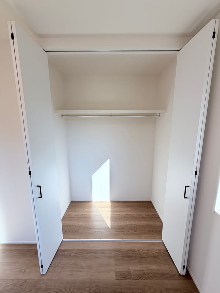 各洋室にクローゼットを備え、衣類や身の回りの物を収納できます。お部屋ごとに整理整頓しやすく、居住スペースを有効に使えます。