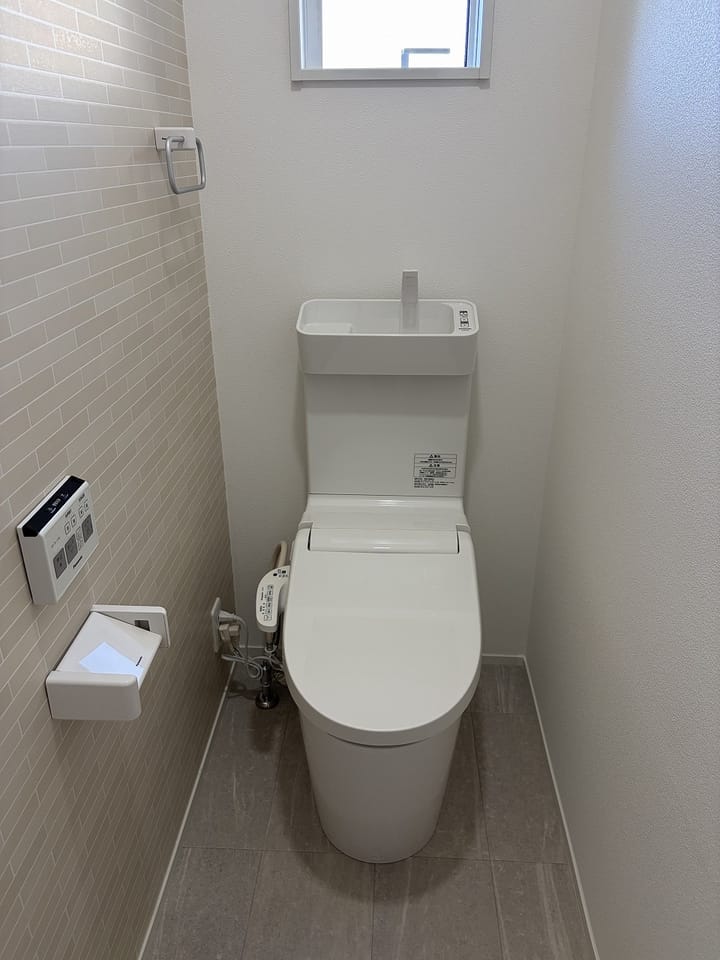 玄関ホールからアクセスしやすい配置!来客時にも使いやすいトイレです♪