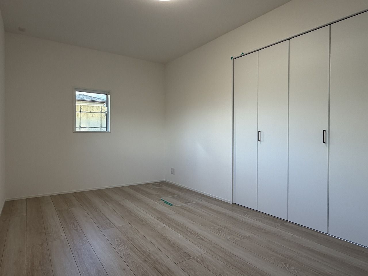 1階に配置された6.5帖の洋室!生活スタイルに合わせて使える便利な一部屋です♪