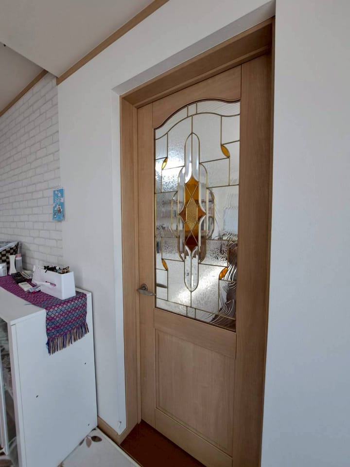 扉はステンドグラス風で素敵°˖✧
