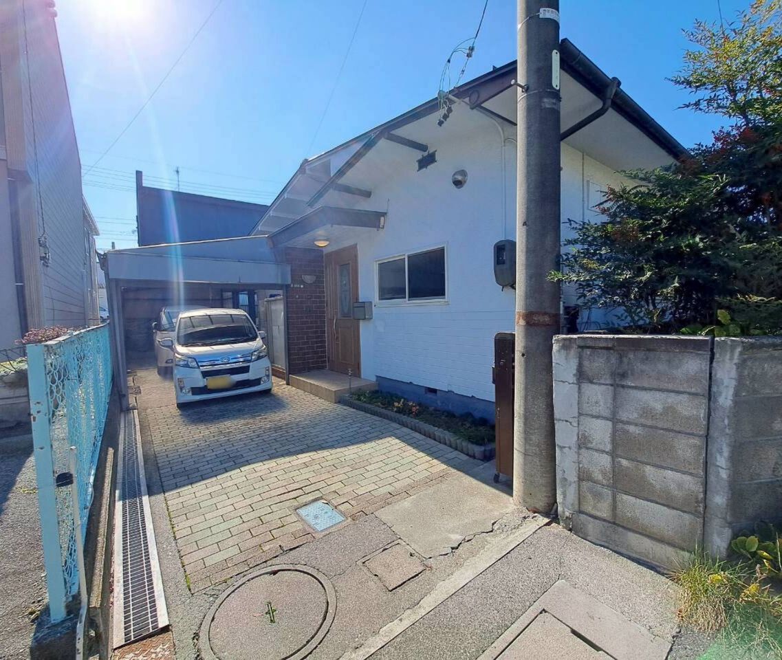 外観 駐車は縦列で2~3台可能!