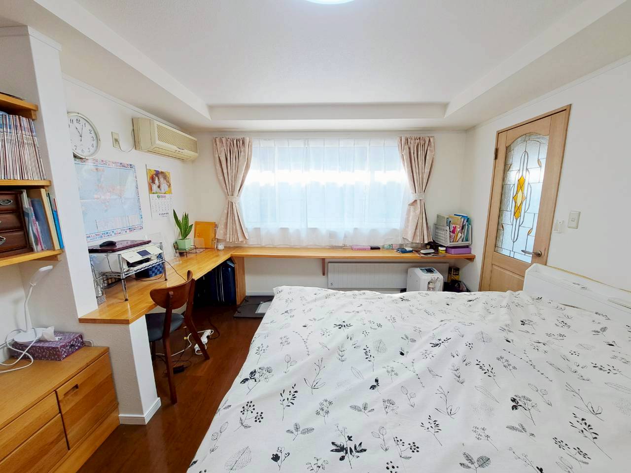 洋室➀(約8帖)の造作カウンターデスク