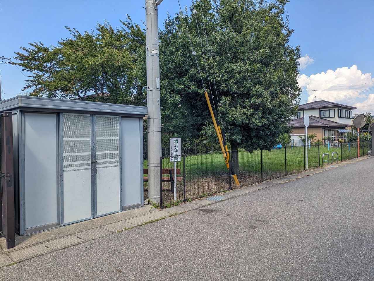 道を挟んだ向かいにゴミステーションと公園があります!
