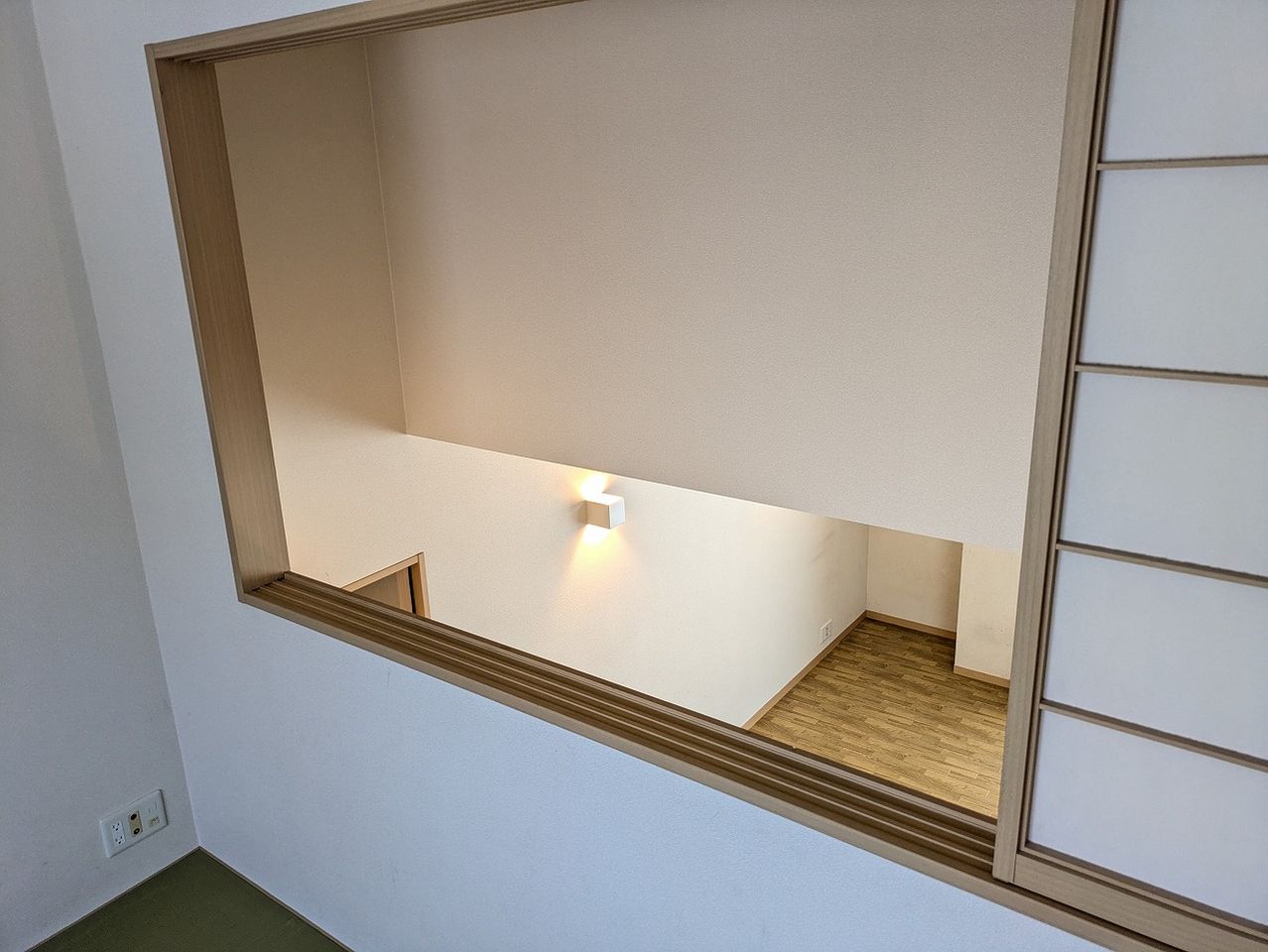 畳の部屋からリビングを見渡せます。