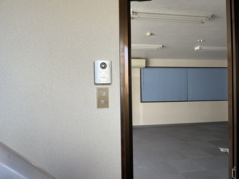 物件入口外から内側