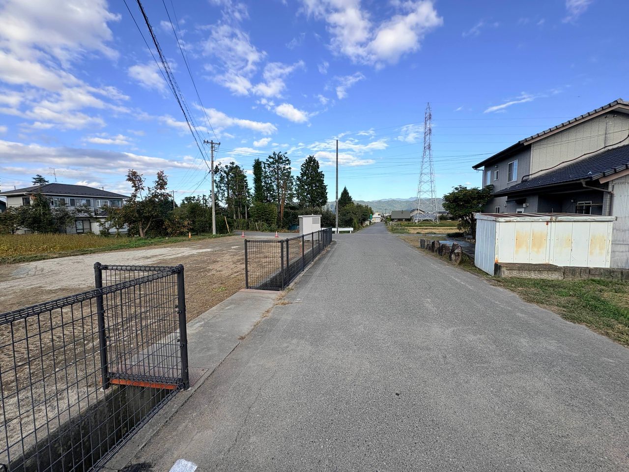 南側道路(西側より撮影)