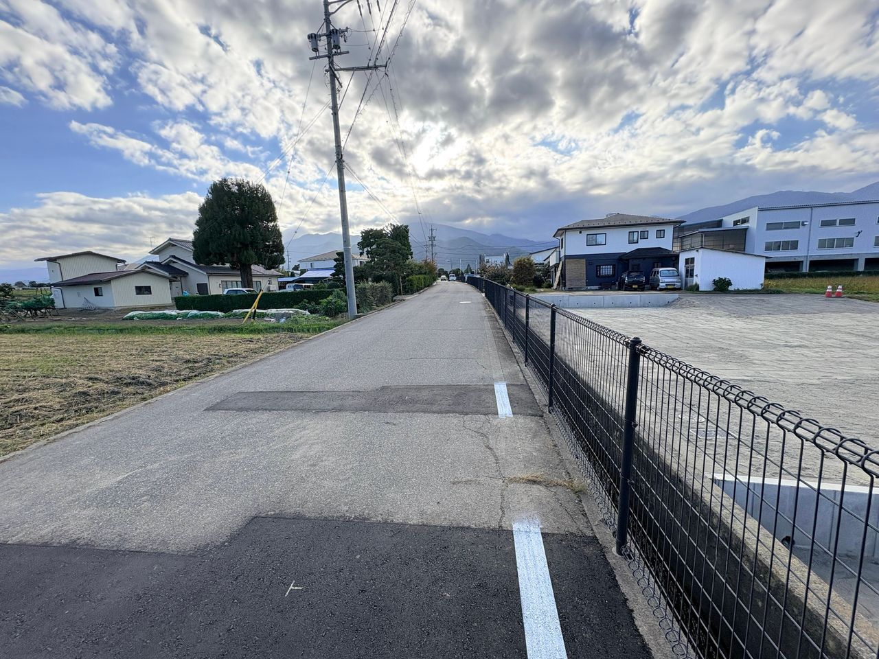 南側道路(東側より撮影)