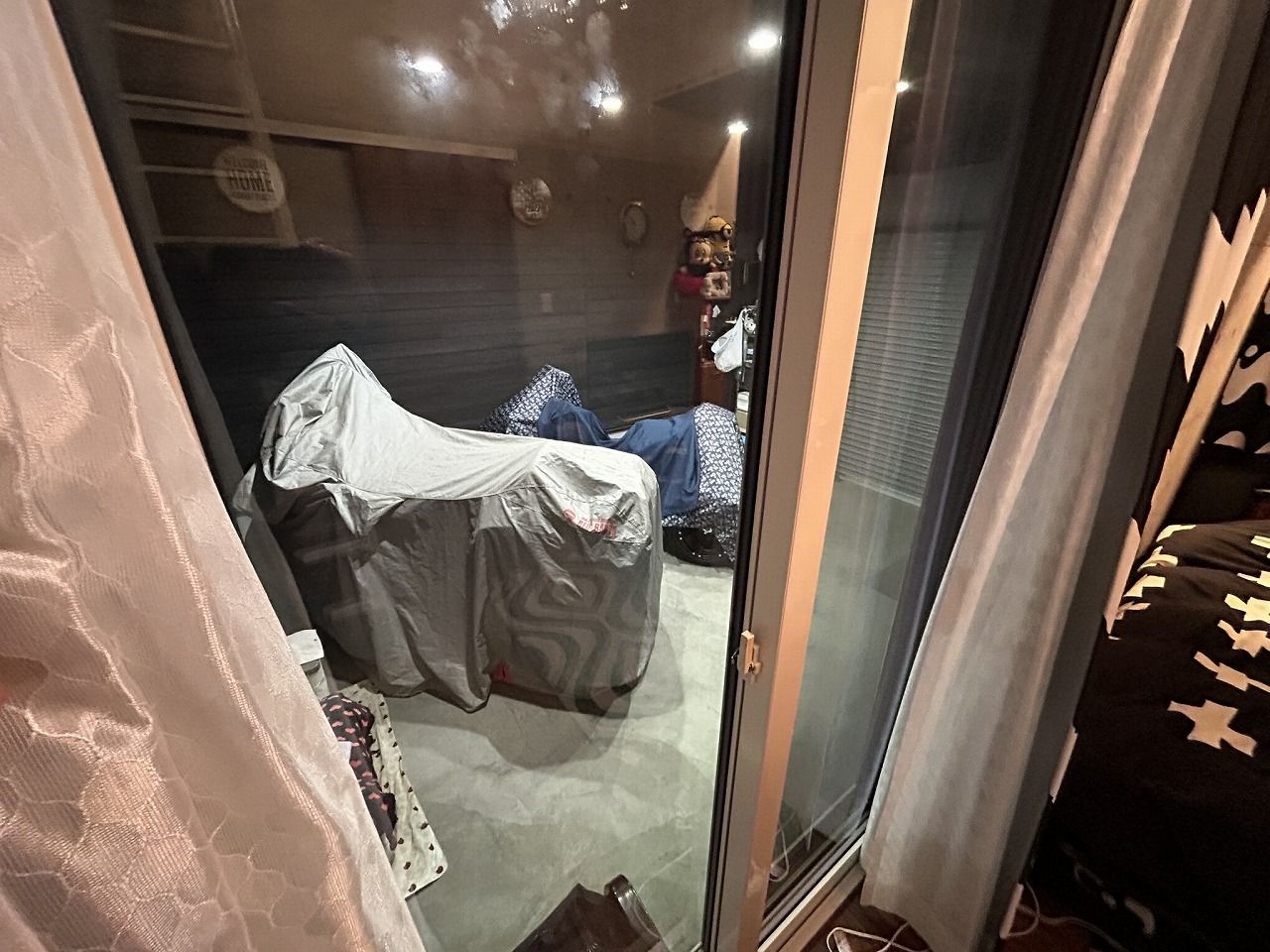 寝室からガレージを眺める