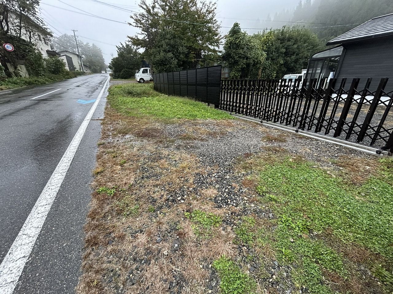 舗装からフェンスまでは道路用地です
