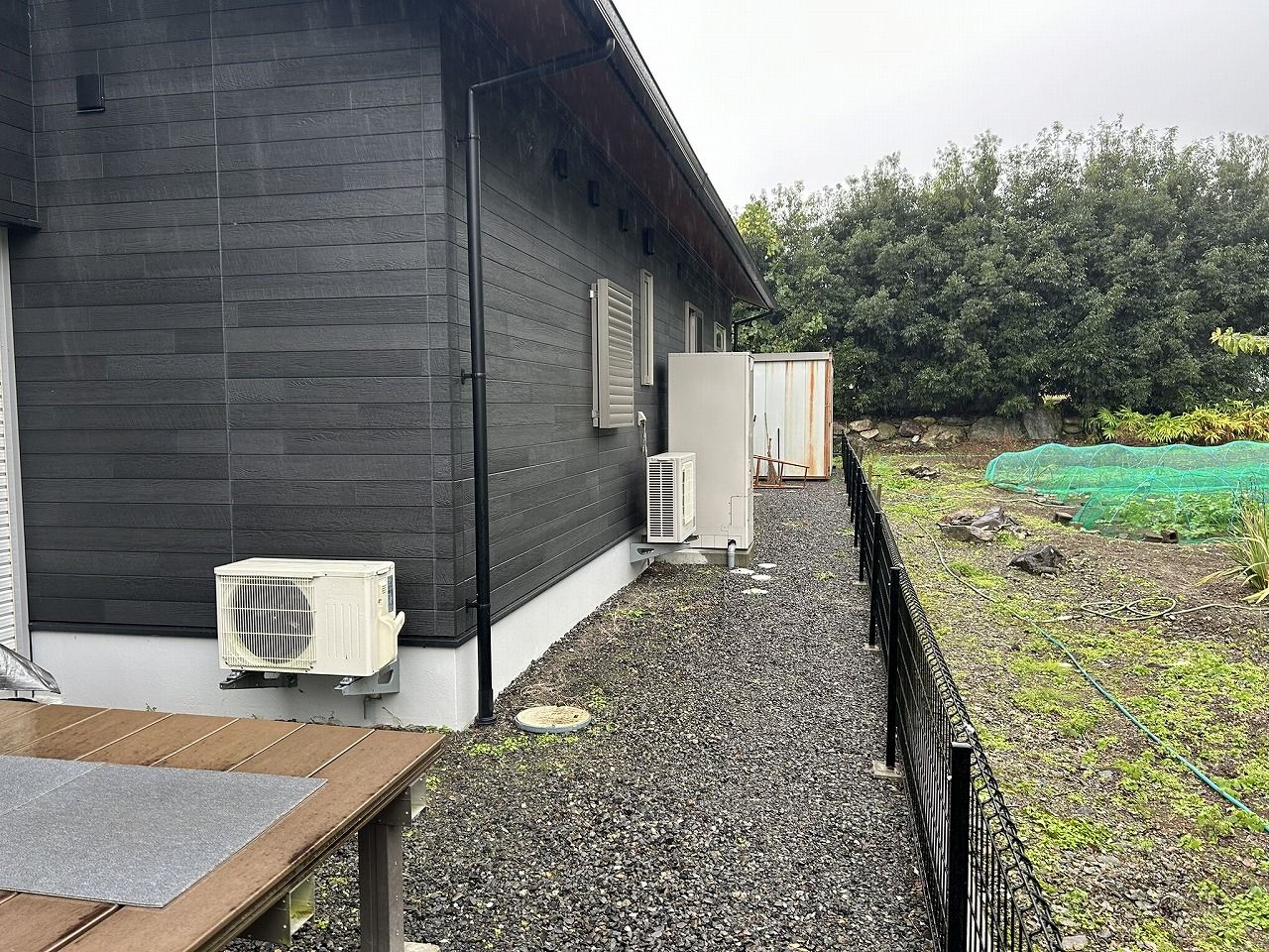 裏もフェンスあります