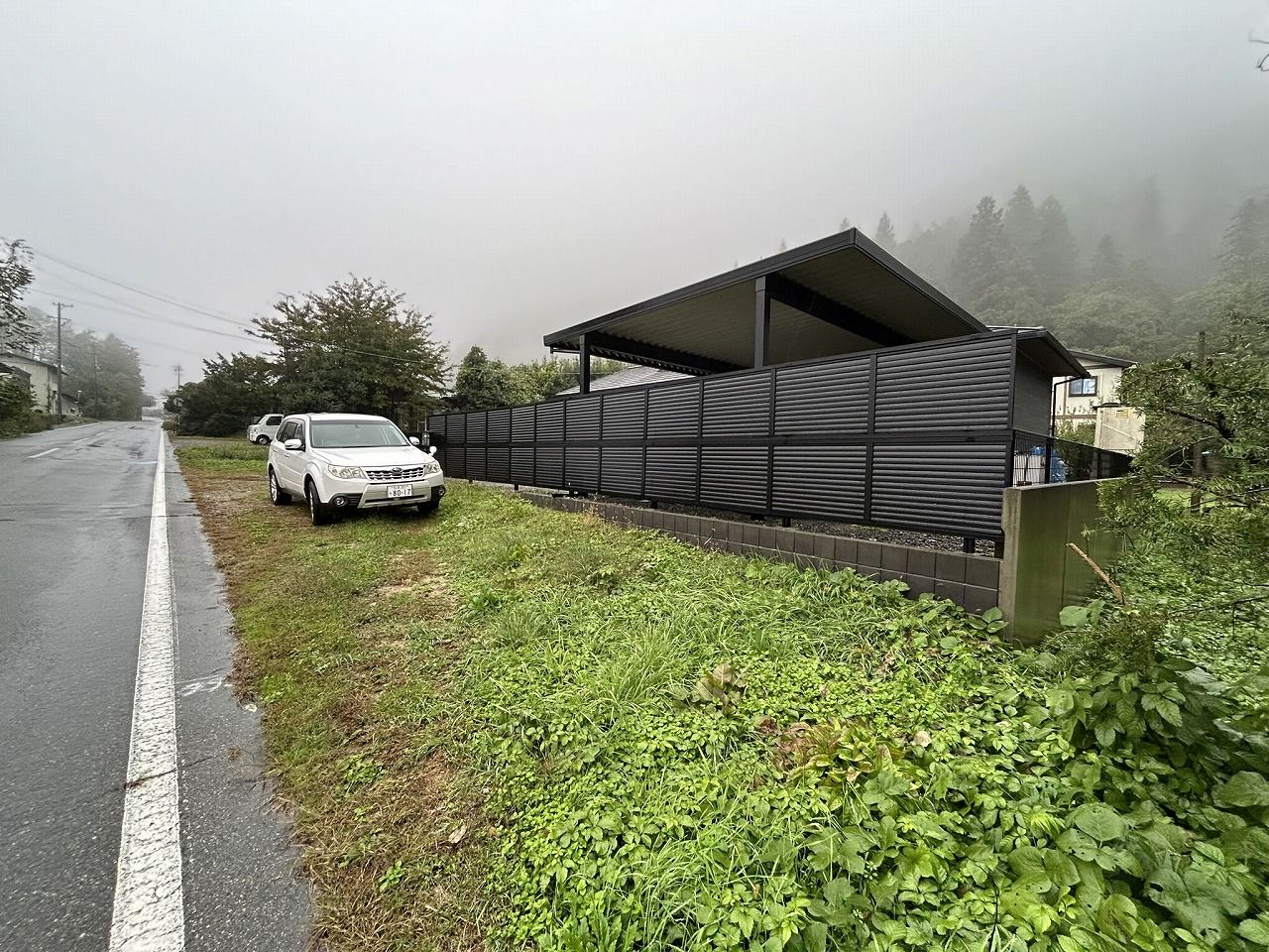 舗装からフェンスまでは道路用地です