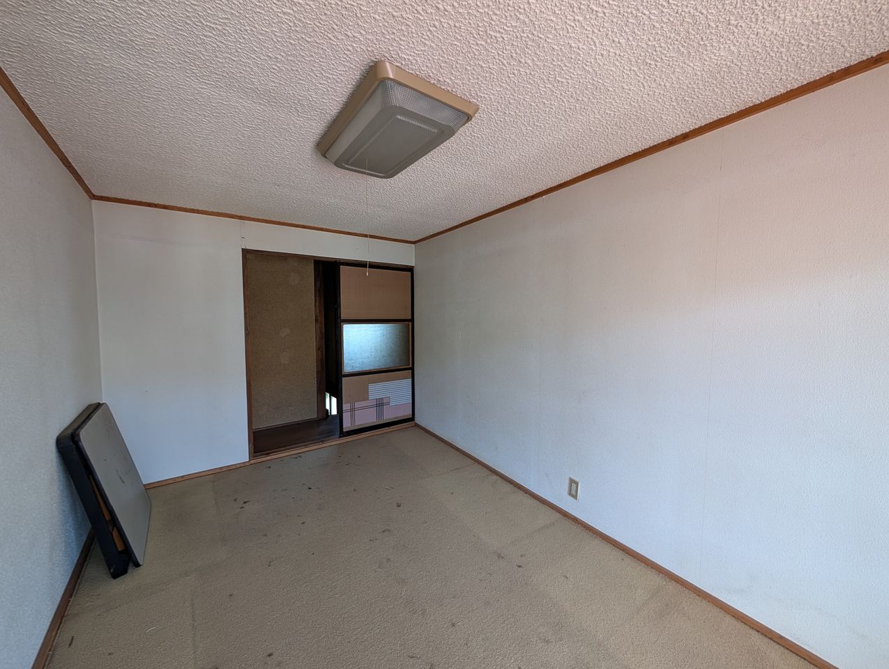 悲しいうわさのちょっと斜めな洋室