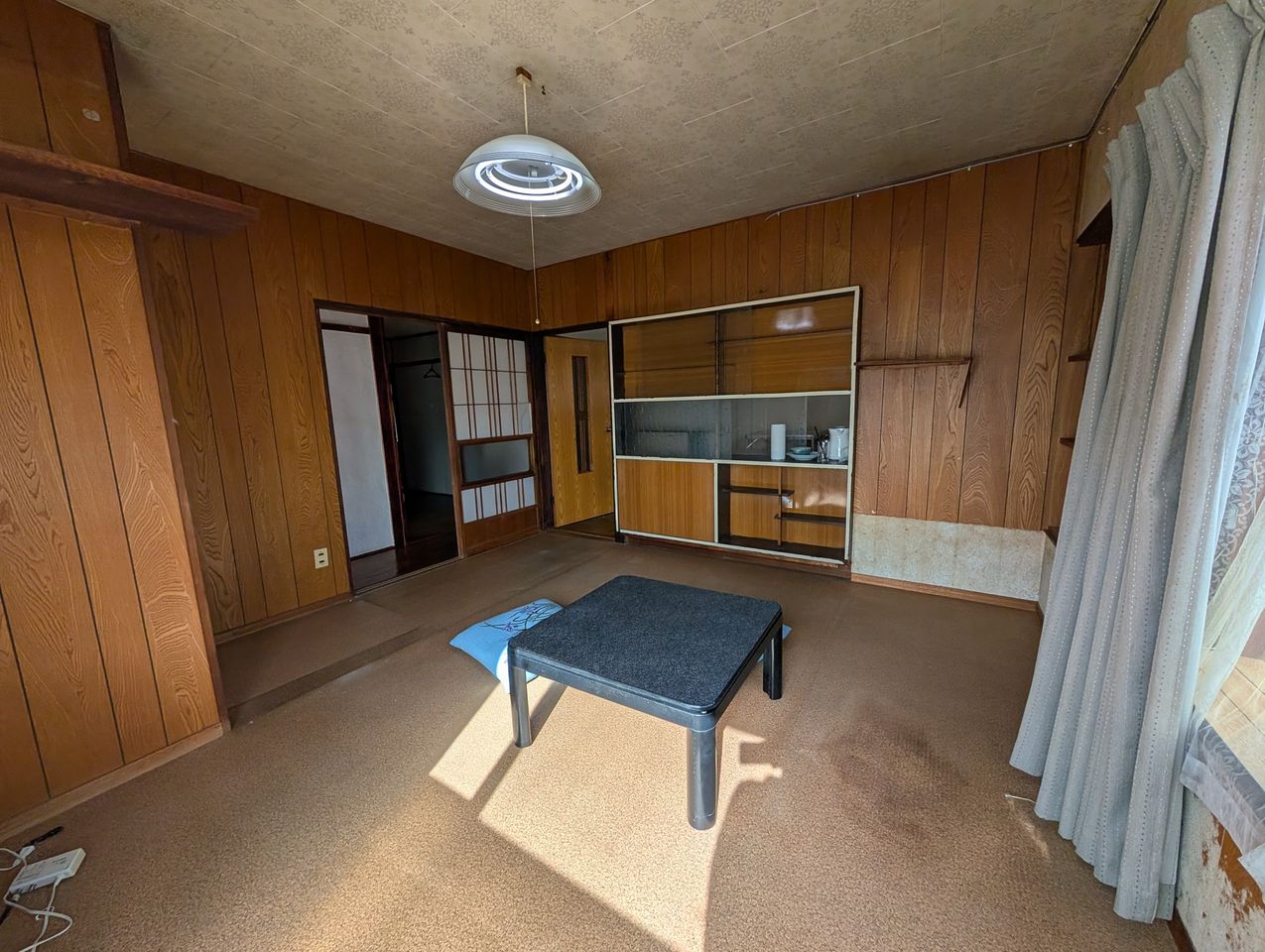 居間には明るい日が差します