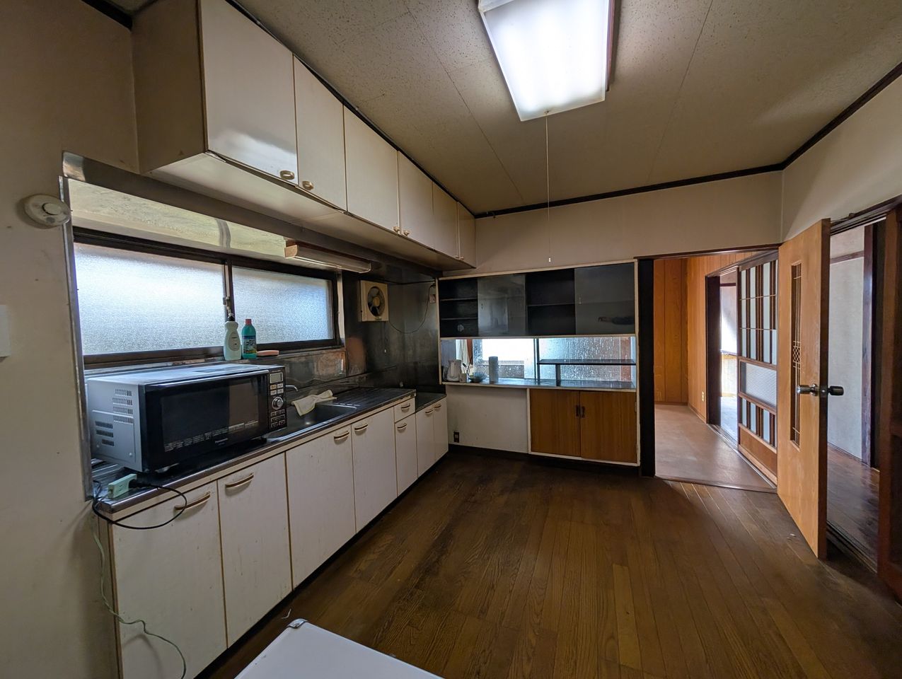 キッチンから居間へ