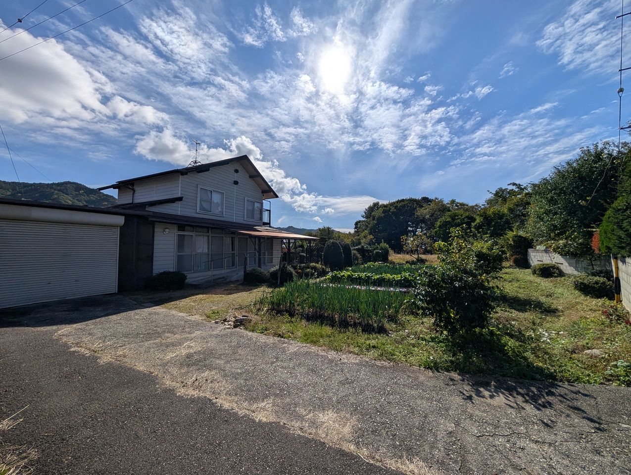 空と畑の間には