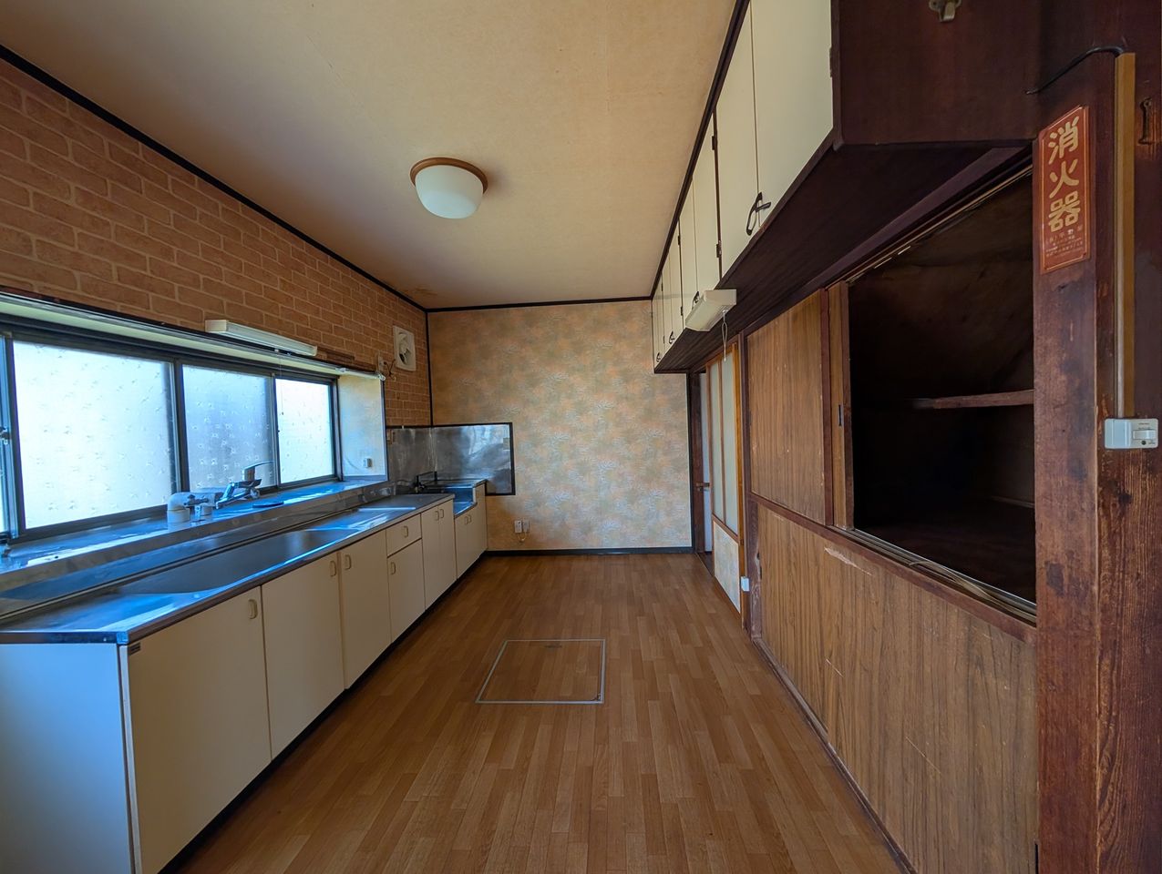 背面に収納だってあるのさ