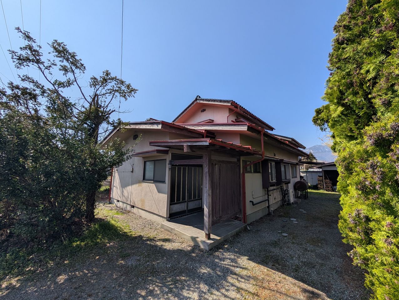 なるほど、家の裏に縦列駐車ってことね