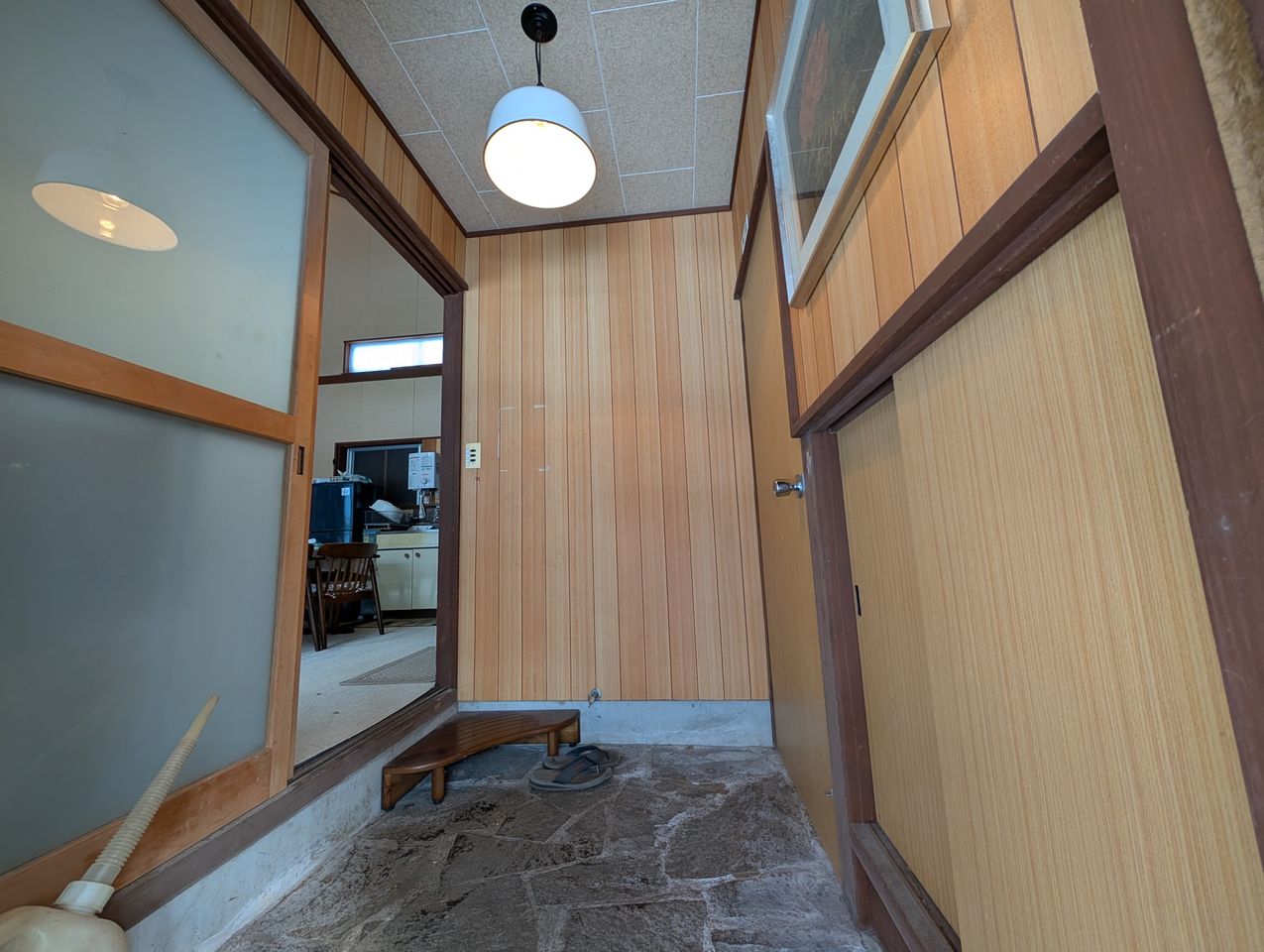 玄関入って、部屋入る