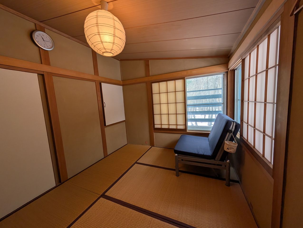 コーナー窓で一人たたずむ