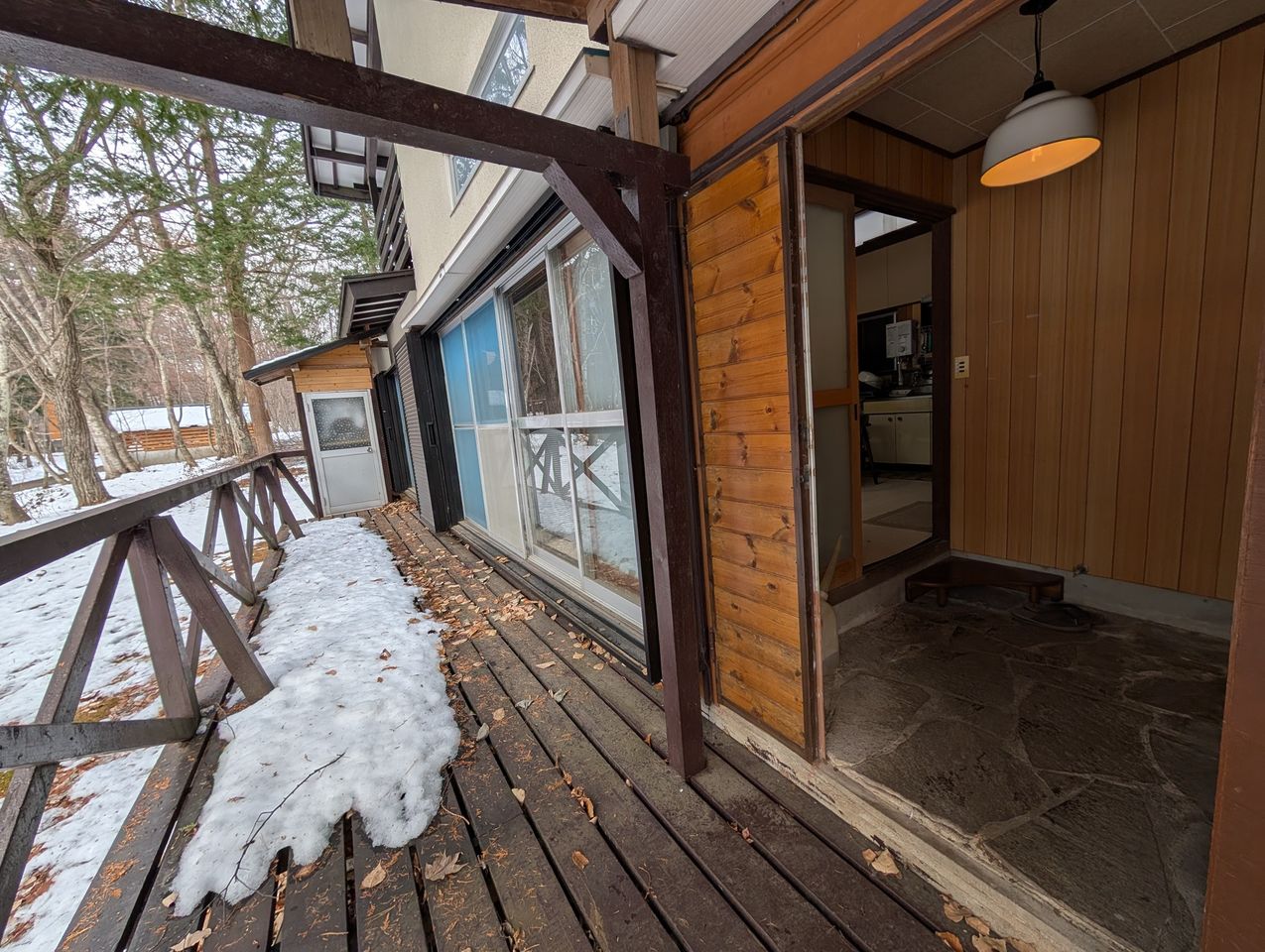 玄関前のデッキです