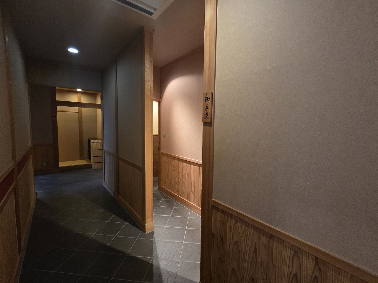 トイレ 男女入り口