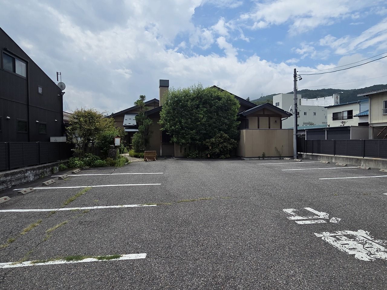 前面道路より 店舗方面