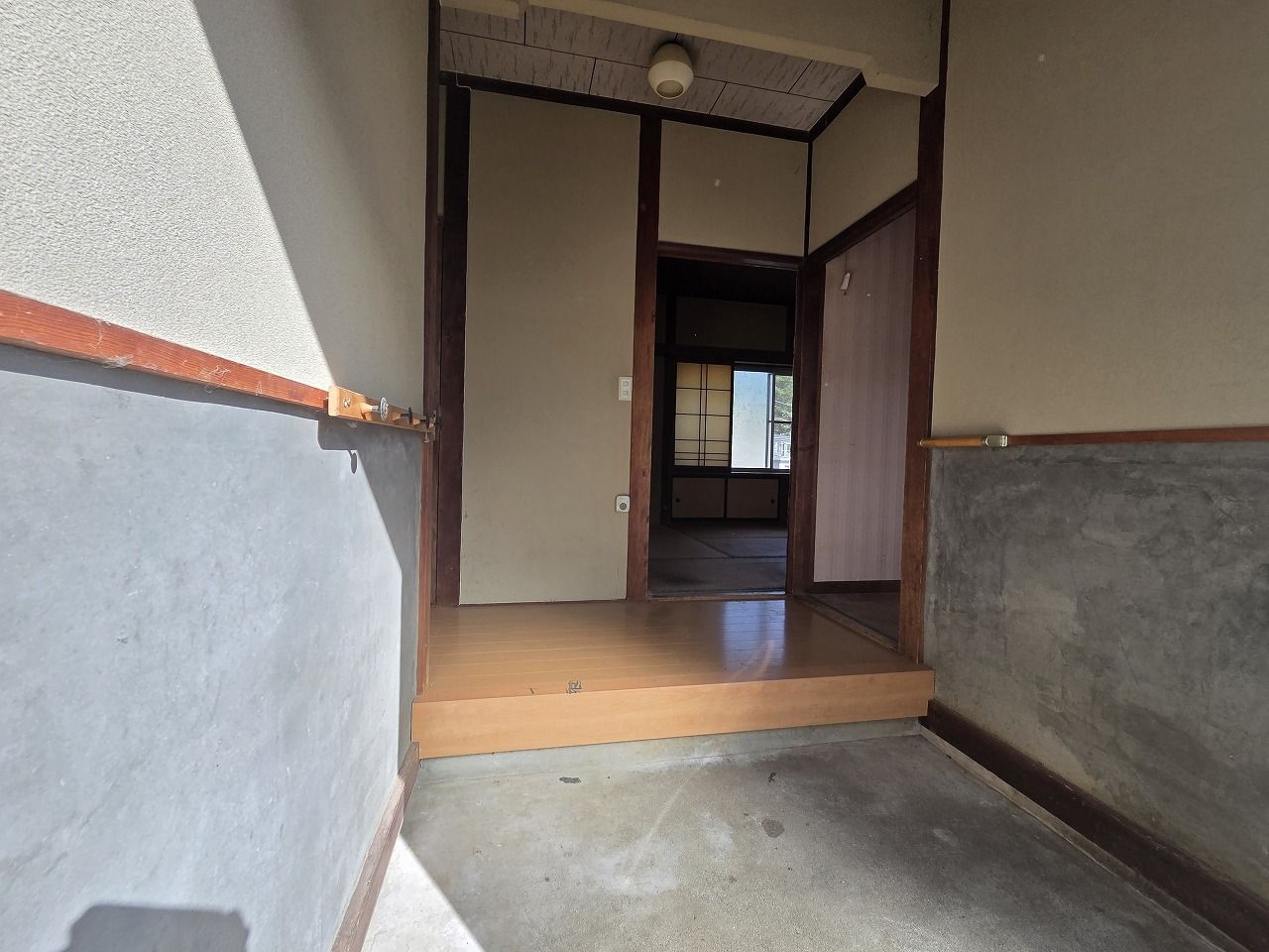 北側建物 玄関