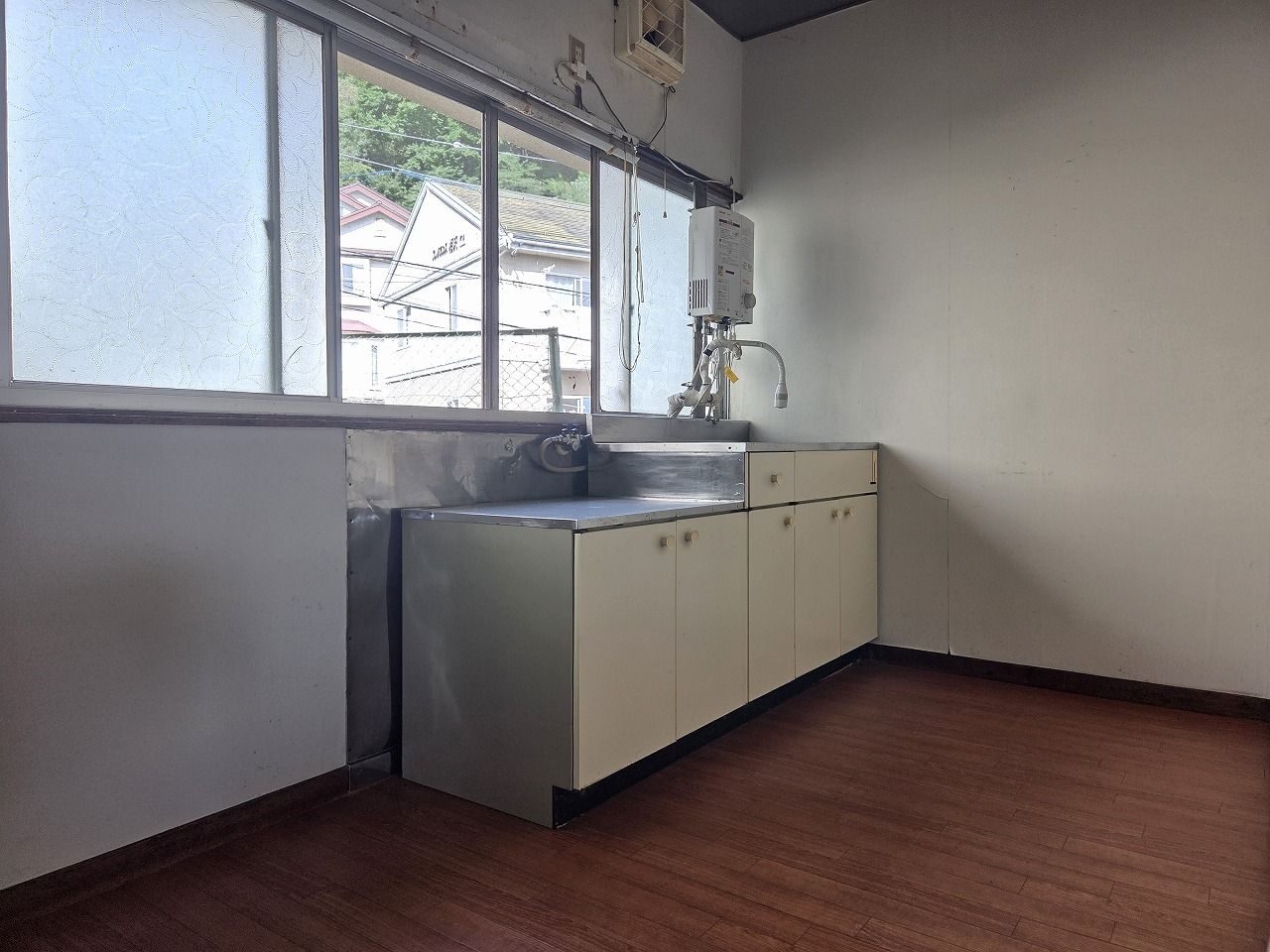 南側建物 キッチン