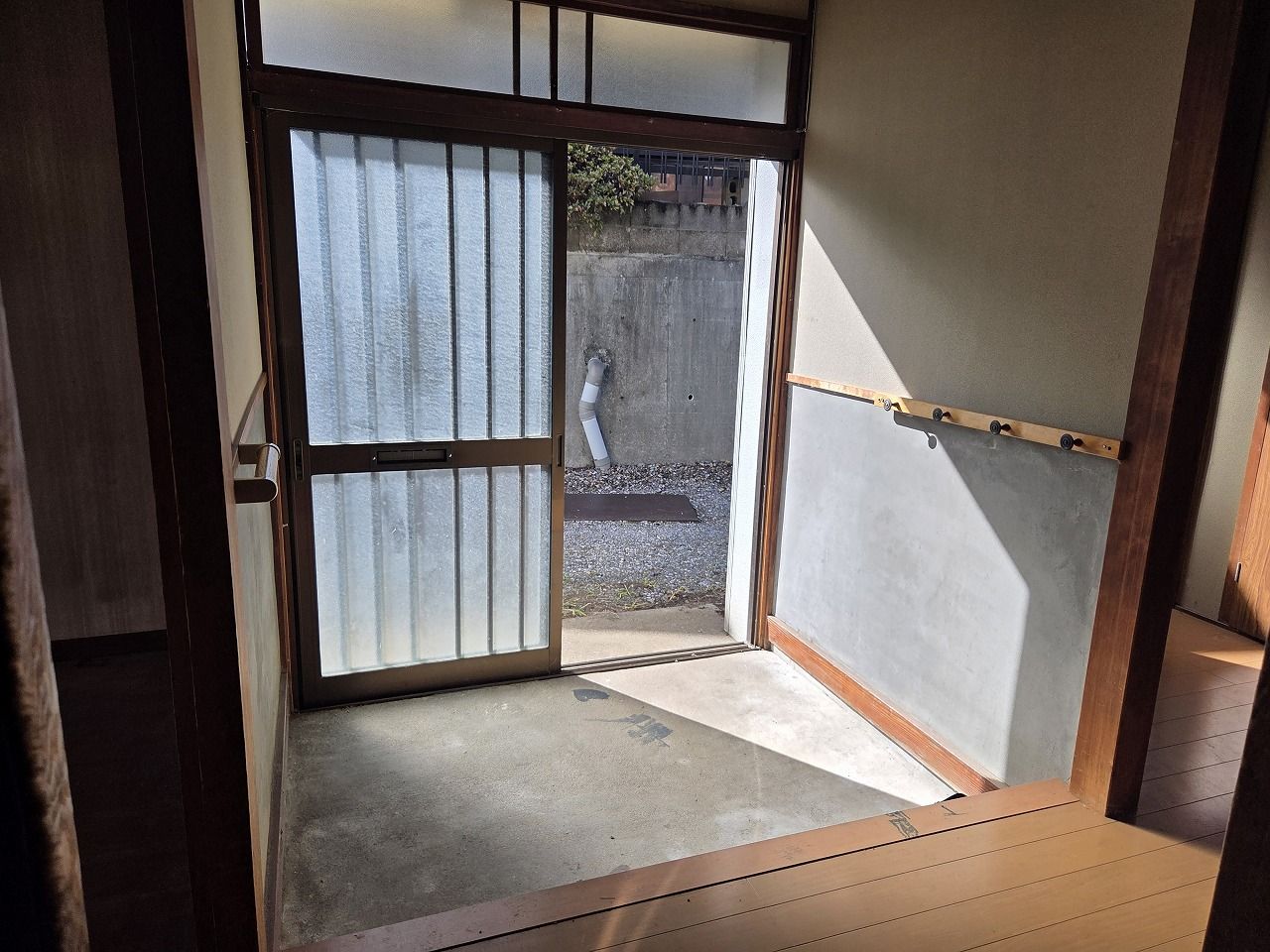 北側建物 玄関