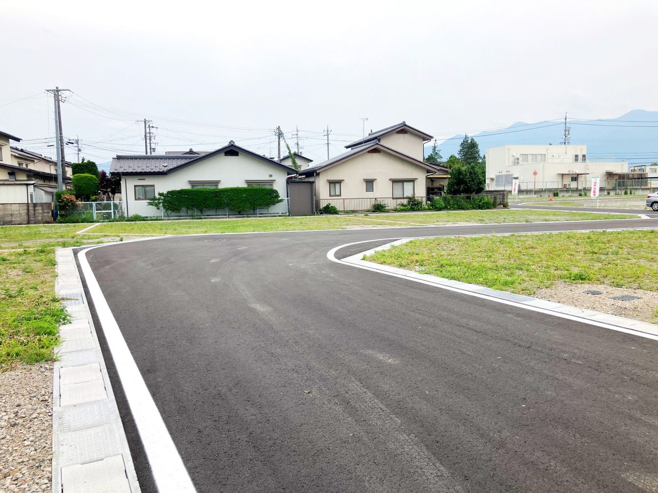 東側道路北より南方向(敷地は右側)