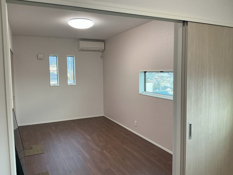 東寄り7.5帖洋間