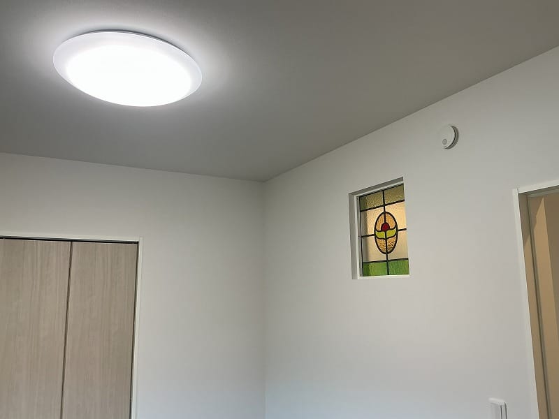 真ん中5.2帖洋間とステンドグラス