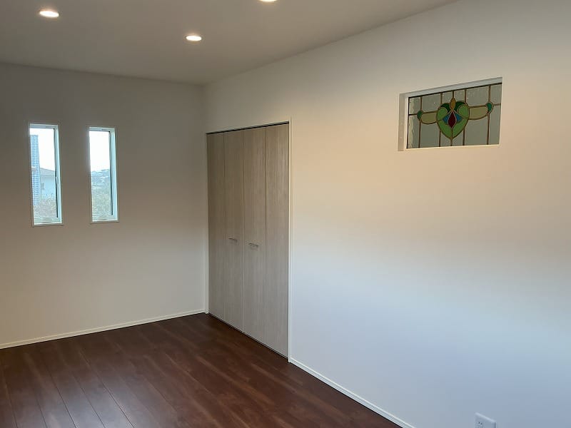 収納とステンドグラス