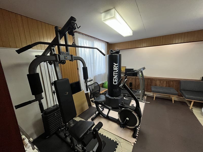 玄関正面トレーニングルーム