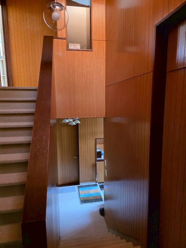 玄関ホールから階段6段上がったホール