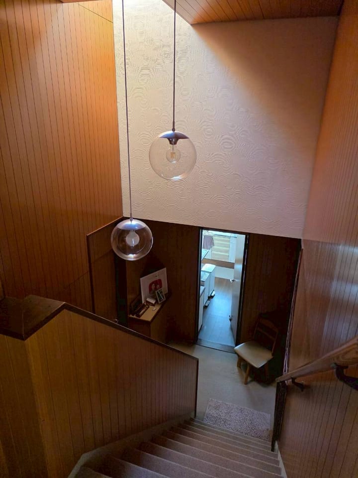 ホール上部からキッチン入口